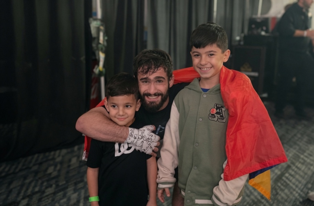 Artur with young students backstage at a fight