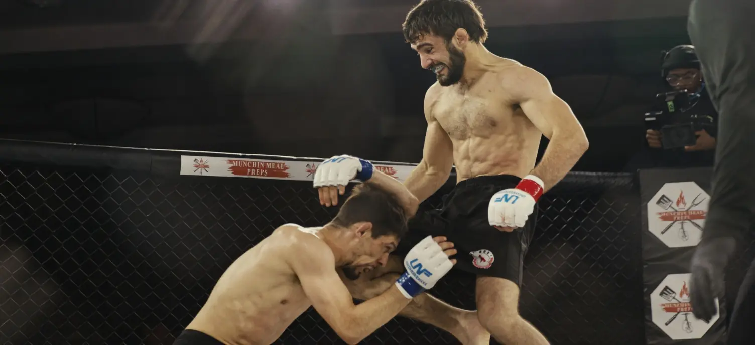 Artur Arutyunyan delivers a flying knee